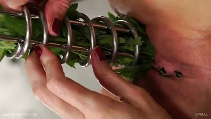 این دختر فیلم سکس گروهی پورن نشسته در چهره اش