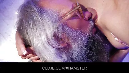 شیرین کون بزرگ نشسته با پستانداران گینگ Man 2 فیلم سکسی جمعی